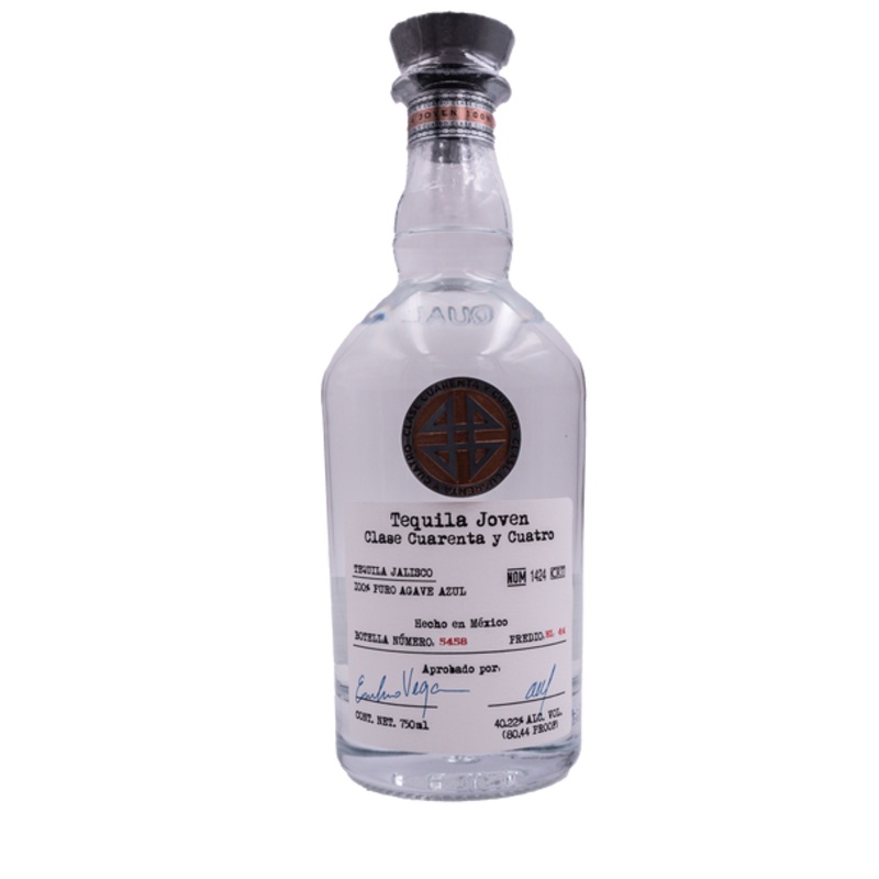 Joven Clase Cuarenta Y Cuatro Tequila